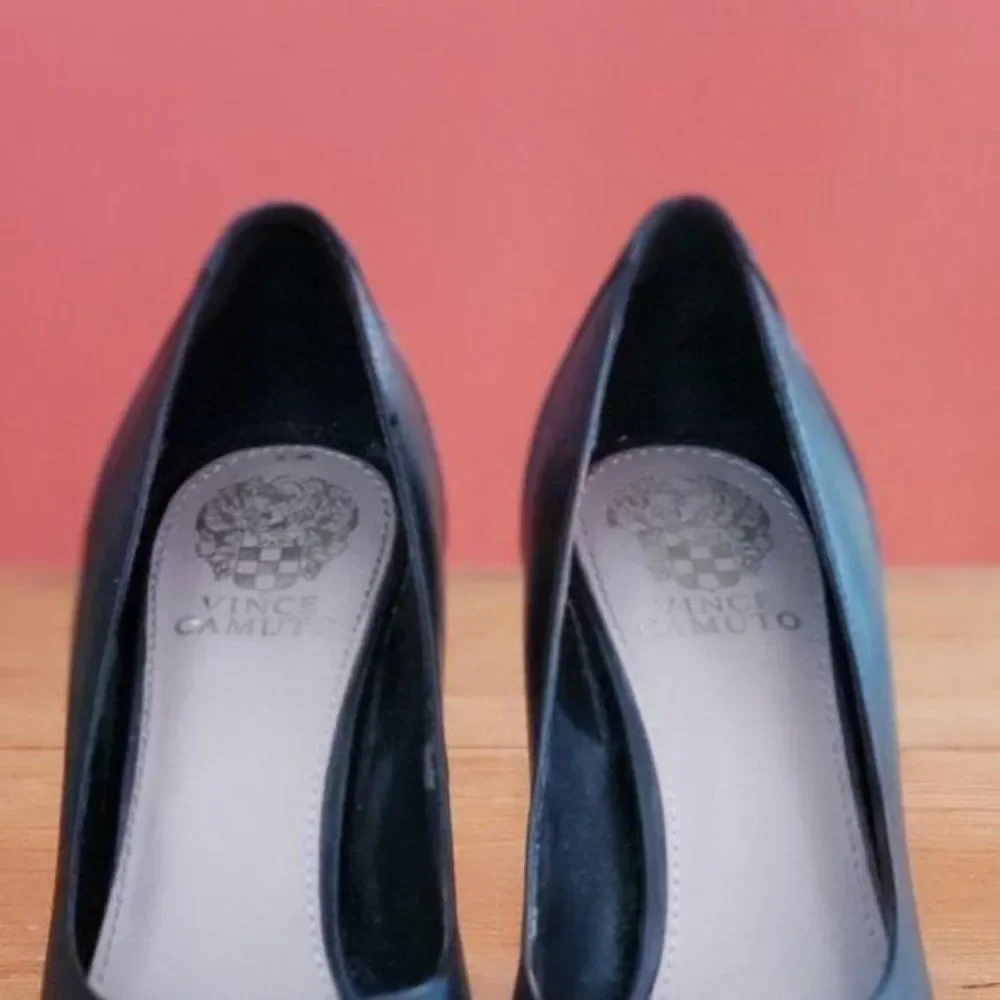 STUNNING! Vince Camuto Platform Heels Black